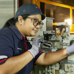 Người trẻ Singapore ngày càng chuộng làm kỹ thuật viên thang máy