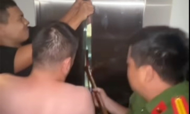 Hà Nội: Giải cứu cô gái mắc kẹt trong thang máy ngập nước dưới hầm tòa nhà