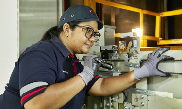 Người trẻ Singapore ngày càng chuộng làm kỹ thuật viên thang máy